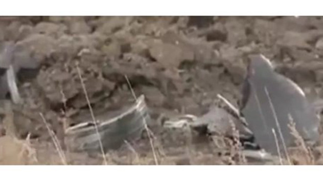 Những mảnh vỡ kim loại để lại sau vụ nổ một vật thể không xác định trên trời Nga hôm 9-4 (Nguồn: Sputnik News)