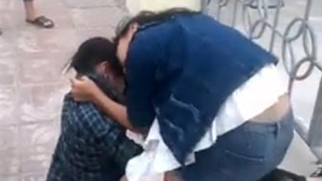 Nữ sinh mặc quần soóc bò là học sinh lớp 7 đang ra tay với nữ sinh lớp 9.