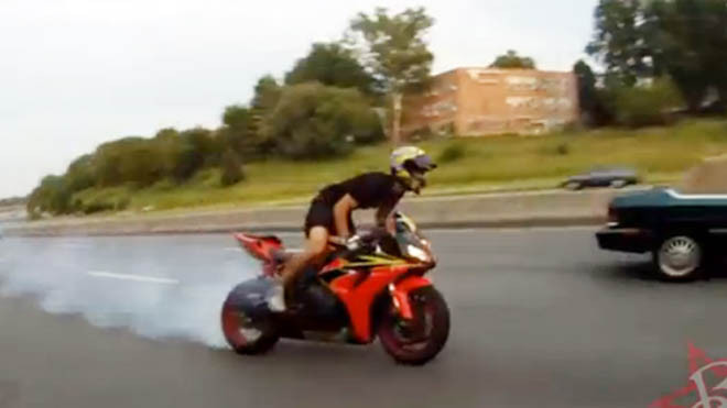 Gặp nạn vì biểu diễn drift đốt lốp trên cao tốc 