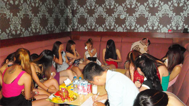 Các tiếp viên trong một quán bia ôm.