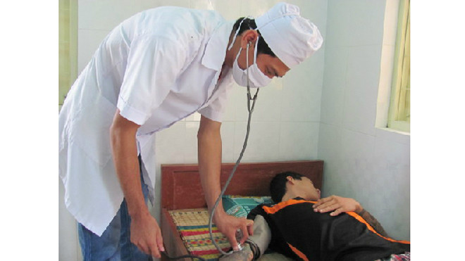 Cán bộ thăm khám và xét nghiệm HIV cho đối tượng nghiện ma túy. Ảnh: tuoitrebinhdinh.