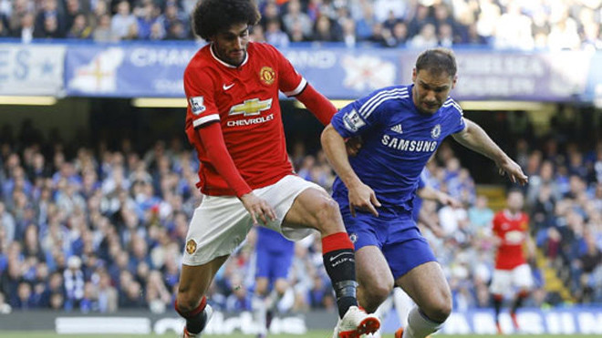 Marouane Fellaini (trái) đối mặt Branislav Ivanovic.