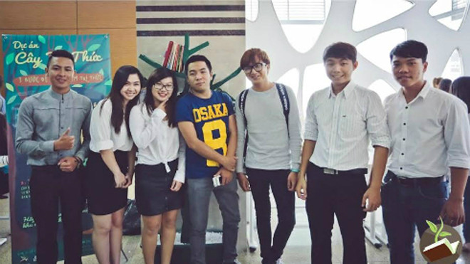 Vũ Hoàng Việt (thứ hai từ phải qua), chủ nhân của "cây tri thức". Ảnh: Huệ Vân