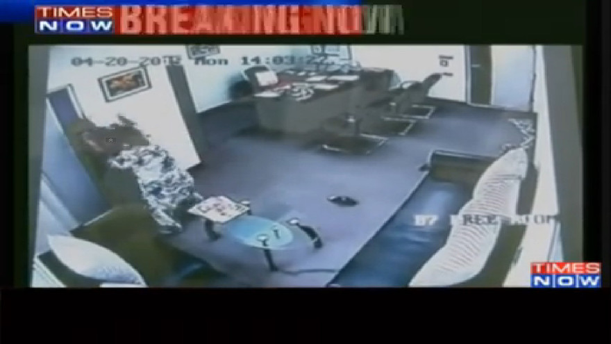 Giáo viên và phụ huynh đánh nhau ngay trong trường