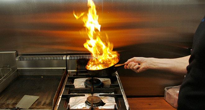 Rượu làm bùng lửa lên cao và bị hút vào lỗ thông hơi khiến hỏa hoạn xảy ra. 