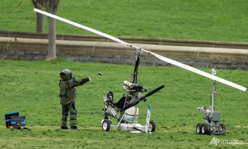 Cảnh sát đang rà bom chiếc trực thăng. Ảnh: AP