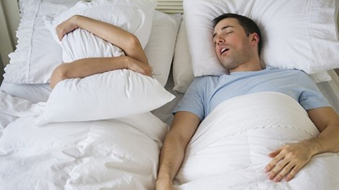 Người ngủ ngáy thường không biết rằng mình đang làm phiền người bên cạnh. Hình minh họa.