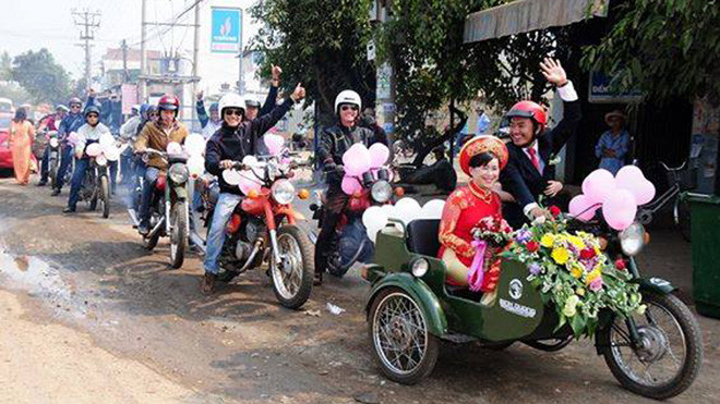 Độc đáo màn rước dâu bằng dàn xe Minsk ở Đăk Lăk