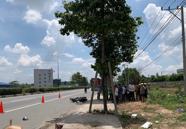 Xe container chạy lấn làn, 2 người thương vong