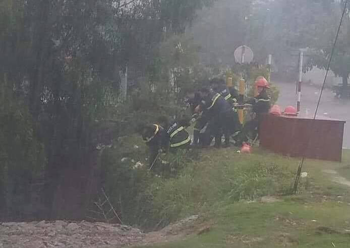 Chui vào ống cống trú mưa, hai cha con bị nước cuốn trôi