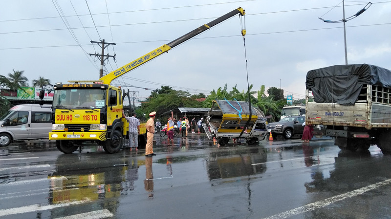 Tông xe liên hoàn trên đường dẫn cao tốc TP.HCM - Trung Lương