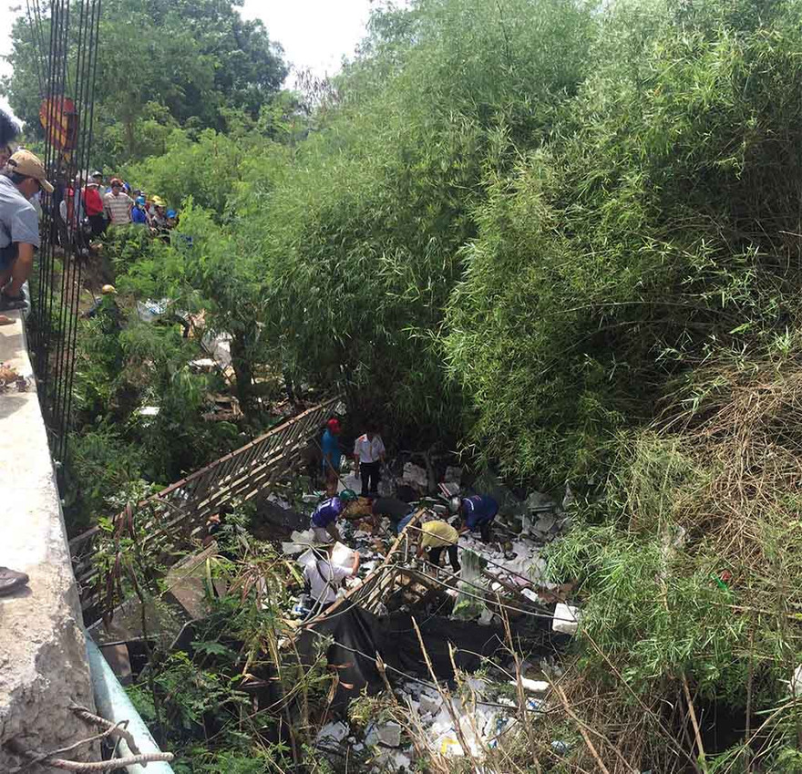 Xe tải bất ngờ rơi xuống cầu khiến 2 người thương vong