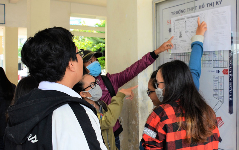 Hàng ngàn thí sinh Cà Mau, Bạc Liêu đến điểm thi tốt nghiệp THPT