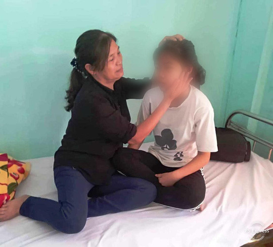 Một trong hai nạn nhân của vụ hành hung đang được điều trị tại một cơ sở y tế