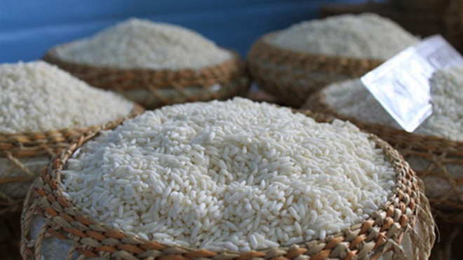 Một số doanh nghiệp thưởng cho nhân viên vài cân gạo. Ảnh: DĐDN