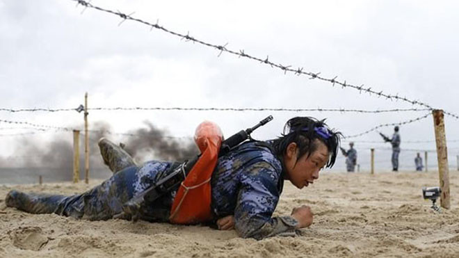 Nữ binh Trung Quốc khóc ròng vì huấn luyện đày ải