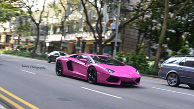 Lamborghini Aventador 'đồng bóng' với sơn hồng