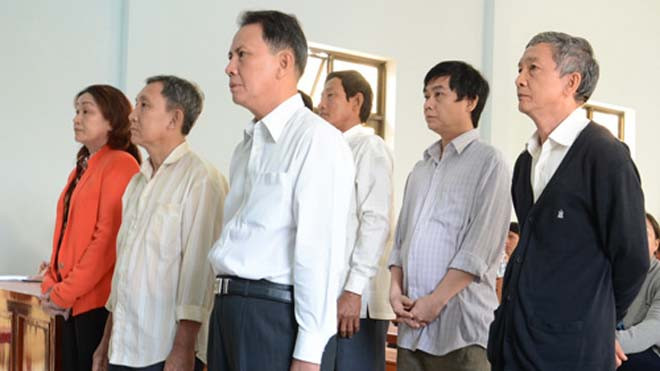 Bị cáo Nguyễn Thị Tuyết Vân (bìa trái) và Nguyễn Ngọc Luân (bìa phải) - Ảnh: HP