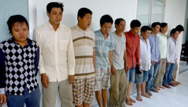 Triệt phá trường gà, bắt giữ 74 con bạc