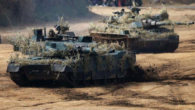  Ngày 12/1, Lực lượng Phòng vệ Nhật Bản (JSDF) thực hiện cuộc tập trận quân sự đầu tiên của năm mới tại thành phố Funabashi thuộc tỉnh Chiba với sự tham gia của 300 quân, 20 máy bay và xe tăng. Trong ảnh là xe tăng chiến đấu chủ lực Type 74 (bên phải) và 