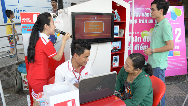 Nhân viên Home Credit tư vấn cho khách hàng trong chương trình “Nghĩ kỹ càng, ký khôn ngoan”