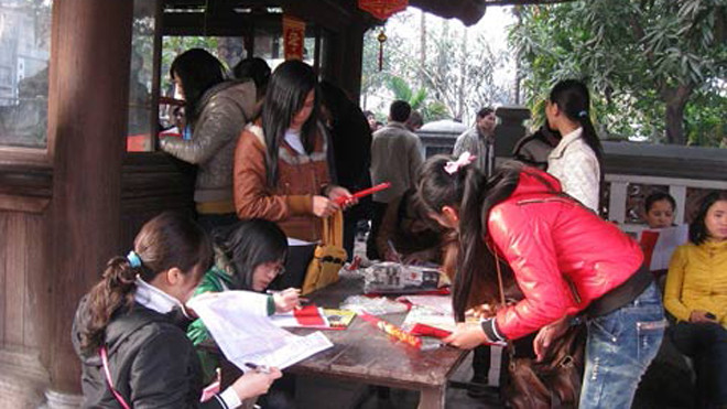 Những người trẻ cũng đua nhau lên chùa giải hạn