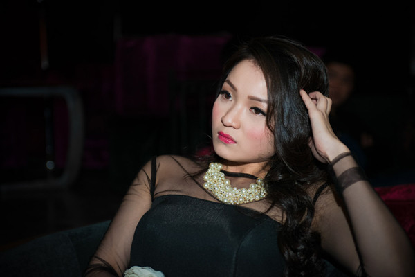 Thủy Top khóc khi xem lại hình ảnh quá khứ