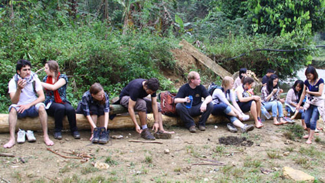 Luôn chú ý khoảng cách khi đi cùng nhóm người để tránh bị lạc trong rừng. Ảnh: A. Phương