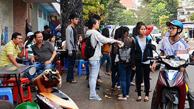 Bạn học chung của các nạn nhân đến nhà xác tiễn bạn