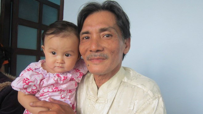 Thương Tín và con gái nhỏ.