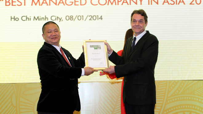 Ông Marcus H. Langston - Giám đốc châu Á Tạp chí Euromoney tại Châu Á trao tặng giải thưởng cho ông Lê Phước Vũ - Chủ tịch HĐQT Tập đoàn Hoa Sen