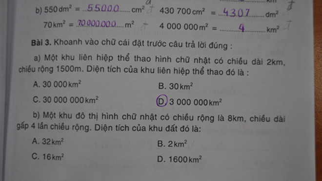 Hai bài toán cùng sai đáp án trong một trang sách. Ảnh: Viết Tuân.