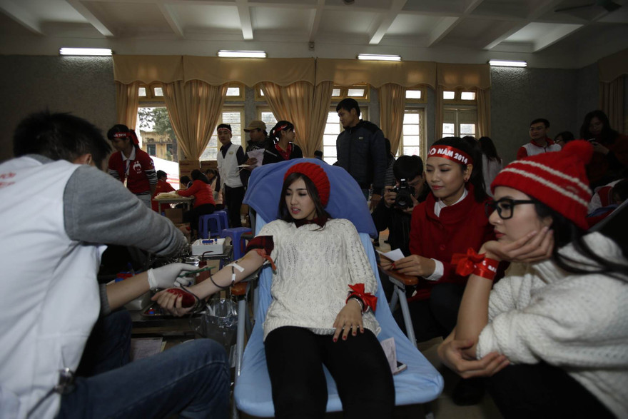 Nhiều bạn trẻ hiến máu tại Đại học Thương Mại