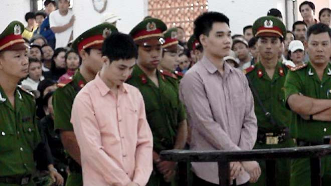 Tâm và Điển tại phiên tòa.