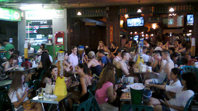 Khao Sản lúc 6h chiều đông nghẹt dân bụi xuyên quốc gia