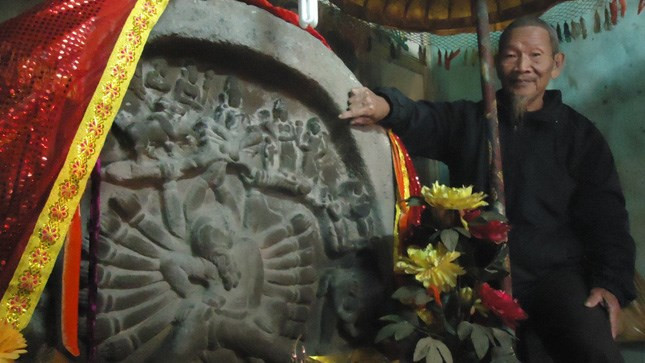 Bức tượng được vua sắc phong “Kỳ thạch phu nhân” 