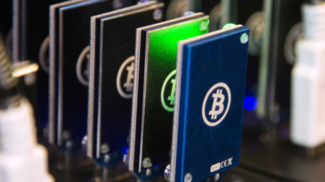 Những con chip trong một hệ thống để đào Bitcoin. Ảnh: Stephen Lam