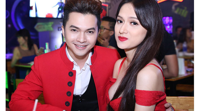 Tại đêm tiệc, Hương Giang hội ngộ ca sĩ Nam Cường. Cô liên tục bắt anh phải lì xì nhân dịp năm mới vì cô sắp sửa về Hà Nội ăn Tết. Nữ ca sĩ cũng chia sẻ, cô rất thích không khí của đêm Giao thừa, bởi đó là khoảnh khắc cả gia đình cùng quây quần bên nhau r