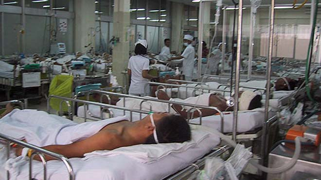 Ngày tết rất nhiều bác sĩ vẫn phải tất bật với công việc của mình. Ảnh: TL