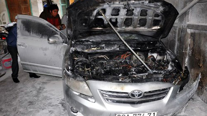 Ô tô đột nhiên bốc cháy trên sân