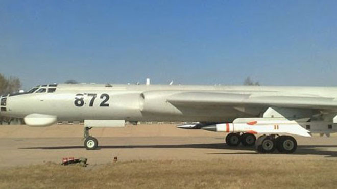 Tên lửa chống tàu siêu thanh YJ-12 lắp trên máy bay ném bom chiến lược H-6.