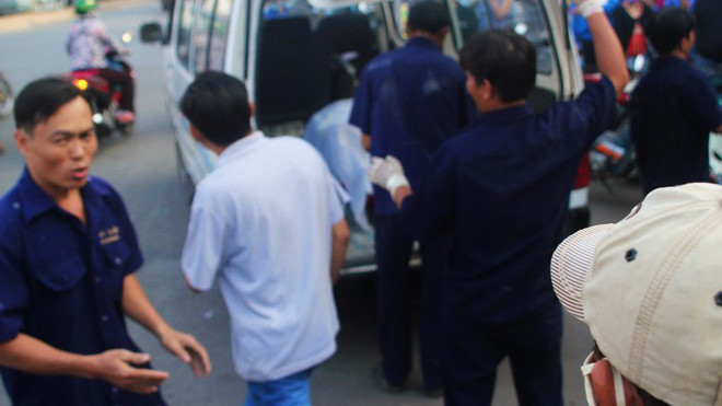 Thi thể anh Hùng được đưa lên xe mang về nhà xác.