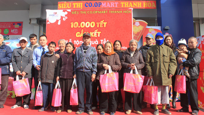 Trao quà cho người nghèo và bệnh nhân điều trị tại bệnh viện