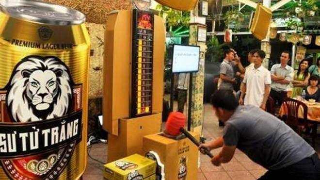 Còn gì vui hơn khi vung búa lên đập và trúng thưởng cả tủ lạnh đầy bia cho cả bàn.