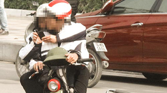 Học sinh TP Hải Phòng thể hiện tình cảm táo bạo nơi công cộng Ảnh: TRỌNG ĐỨC