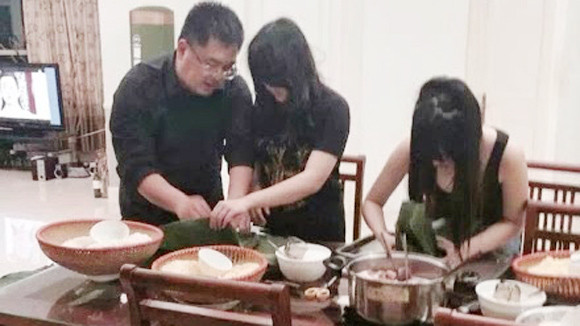 Nhiều gia đình tự gói bánh chưng tại nhà, vừa cảm nhận được không khí Tết, vừa đảm bảo vệ sinh (Ảnh minh họa)