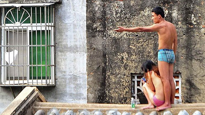 Bị nhà gái phản đối, chàng trai lôi người yêu lên nóc nhà