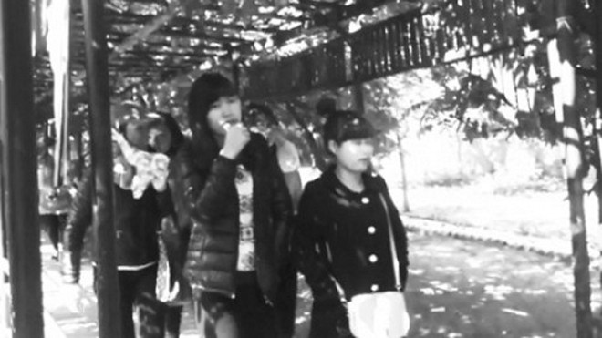 Một "cò mồi" (ngoài cùng bên trái) đang dẫn gái trong đường dây của mình vào biệt thự nhà hàng Ánh Viên