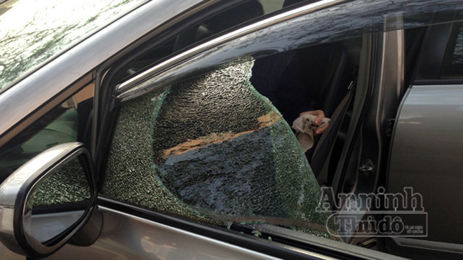 Vốn khá chắc chắn, song kính cửa xe ôtô vỡ nát chỉ sau một cú chọc bằng vam chữ T