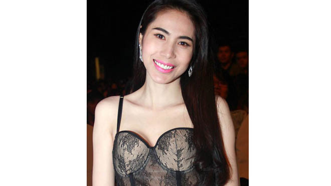 Thủy Tiên nóng bỏng với đầm ren xuyên thấu